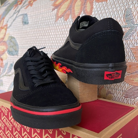 Vans Men’s Old Skool
(Flame Wall) Black/Black
VN0A38G1Q8Q
Sneakers - Picture 13 of 16
